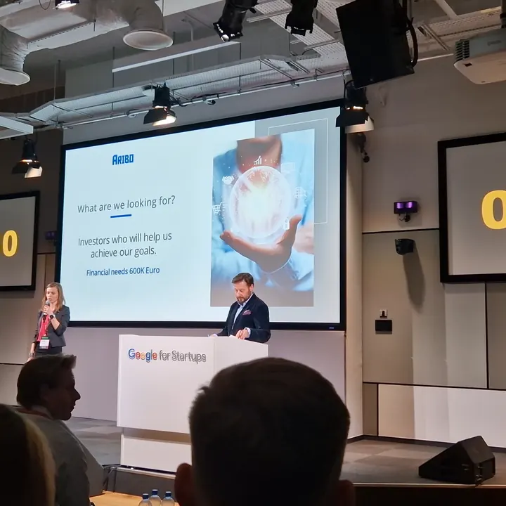 Pitch na scenie Google for Startups w Campus Google