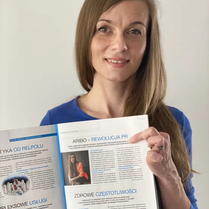 Ania trzyma Forbesa otwartego na artykule o niej