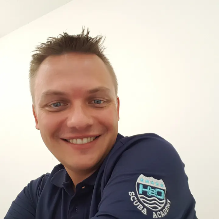 Piotr w koszulce szkoły nurkowania